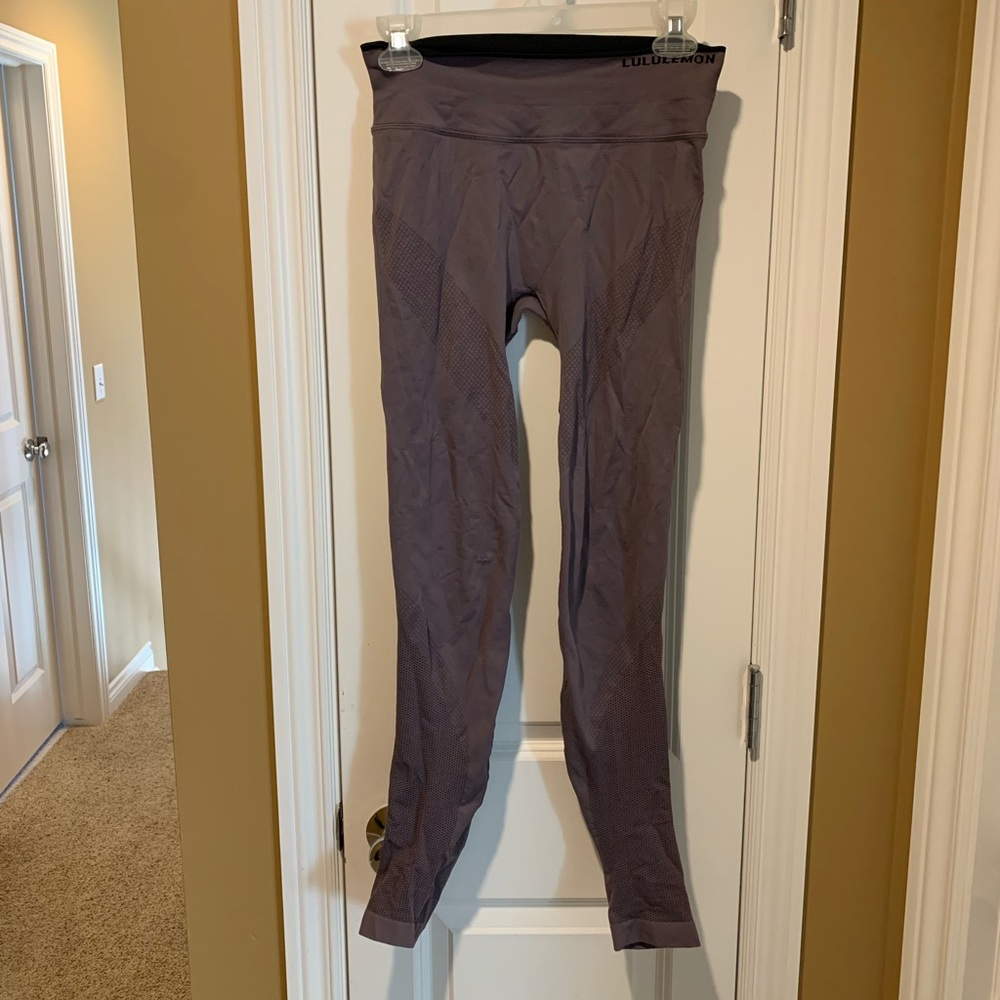Light purple Lulu lemon leggings - size 6 - Gently used